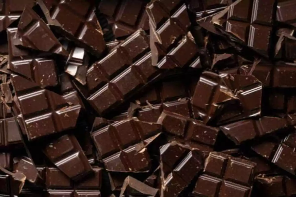 Trozos de chocolate oscuro roto en pedazos pequeños.