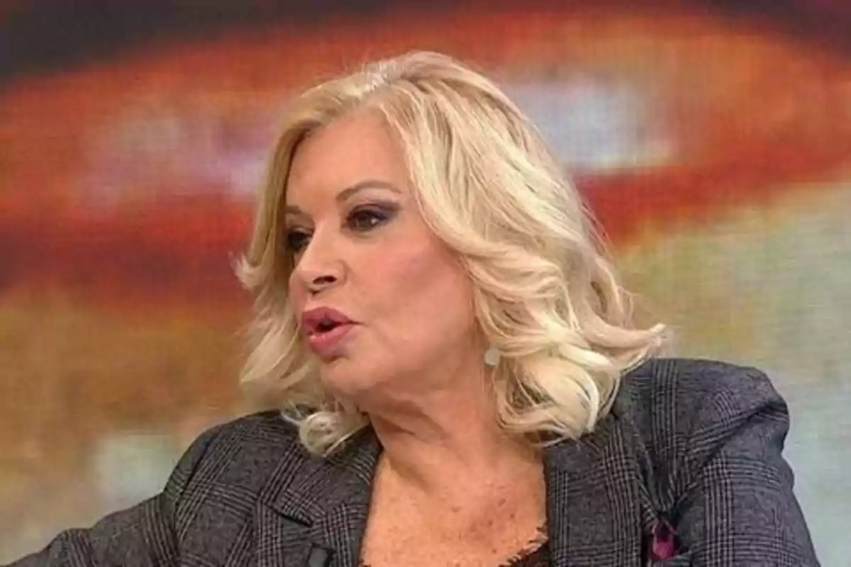 Mujer de cabello rubio y rizado hablando en un programa de televisión.