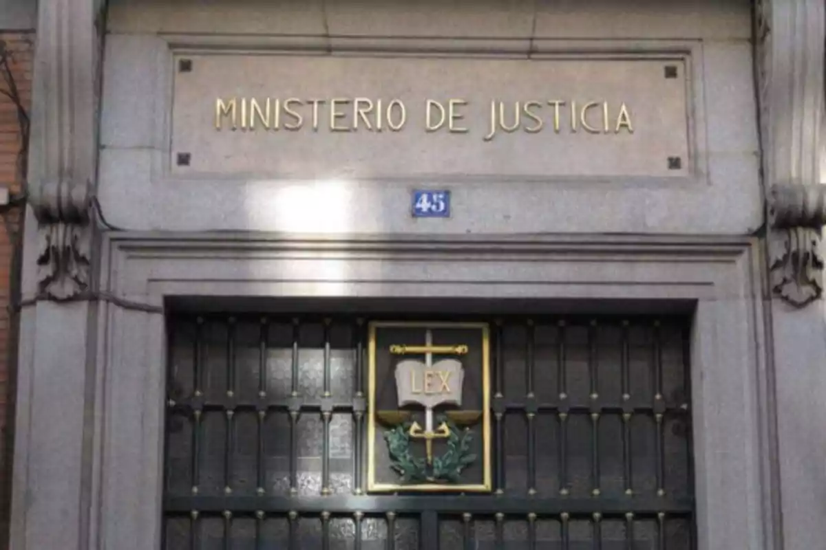Entrada del Ministerio de Justicia con el número 45 y un emblema de la balanza de la justicia.