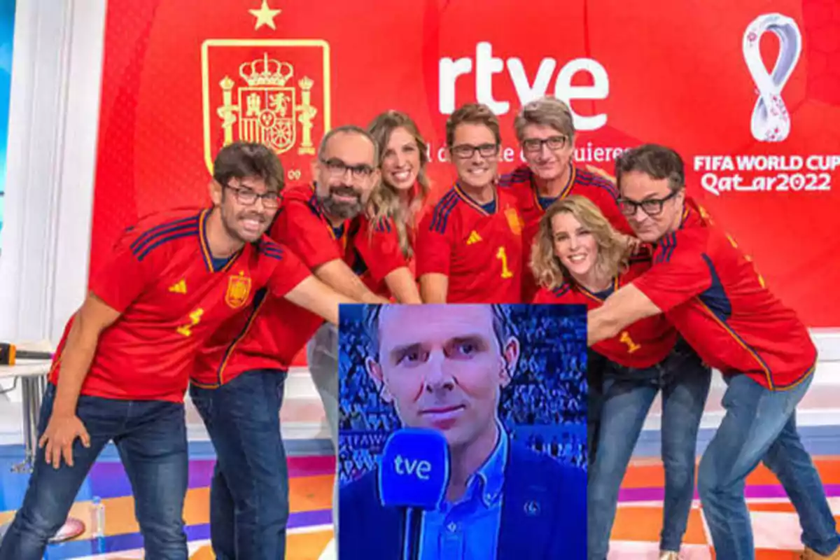 Un grupo de personas con camisetas de la selección española de fútbol posando frente a un fondo rojo con el escudo de España, el logo de RTVE y el logo de la Copa Mundial de la FIFA Qatar 2022, con una imagen insertada de un hombre sosteniendo un micrófono de TVE.