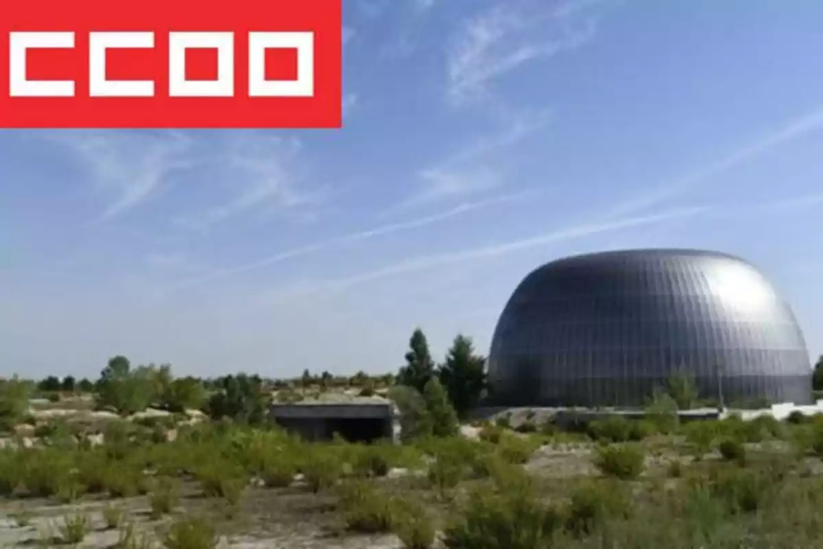 Edificio moderno en un entorno natural con el logotipo de CCOO en la esquina superior izquierda.