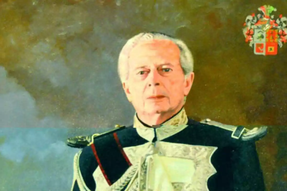 Retrato de un hombre mayor con uniforme militar y un escudo de armas en la esquina superior derecha.