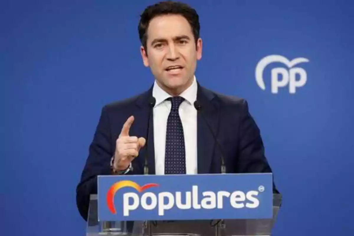 Hombre hablando en una conferencia de prensa del Partido Popular.