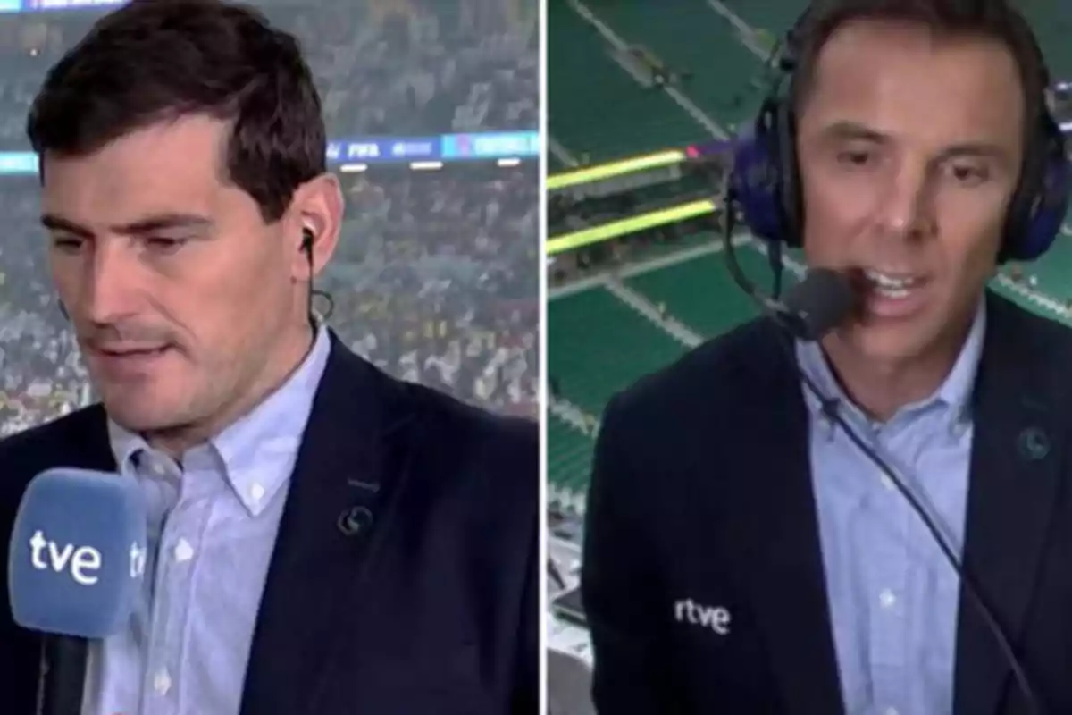 Dos comentaristas deportivos con auriculares y micrófonos, uno sosteniendo un micrófono de TVE y el otro con un micrófono de rtve, ambos en un estadio.