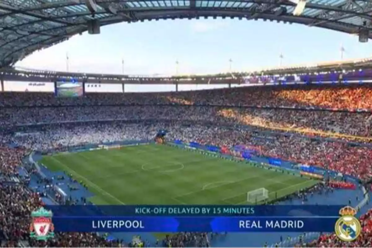 Estadio lleno de aficionados con el partido entre Liverpool y Real Madrid retrasado 15 minutos.