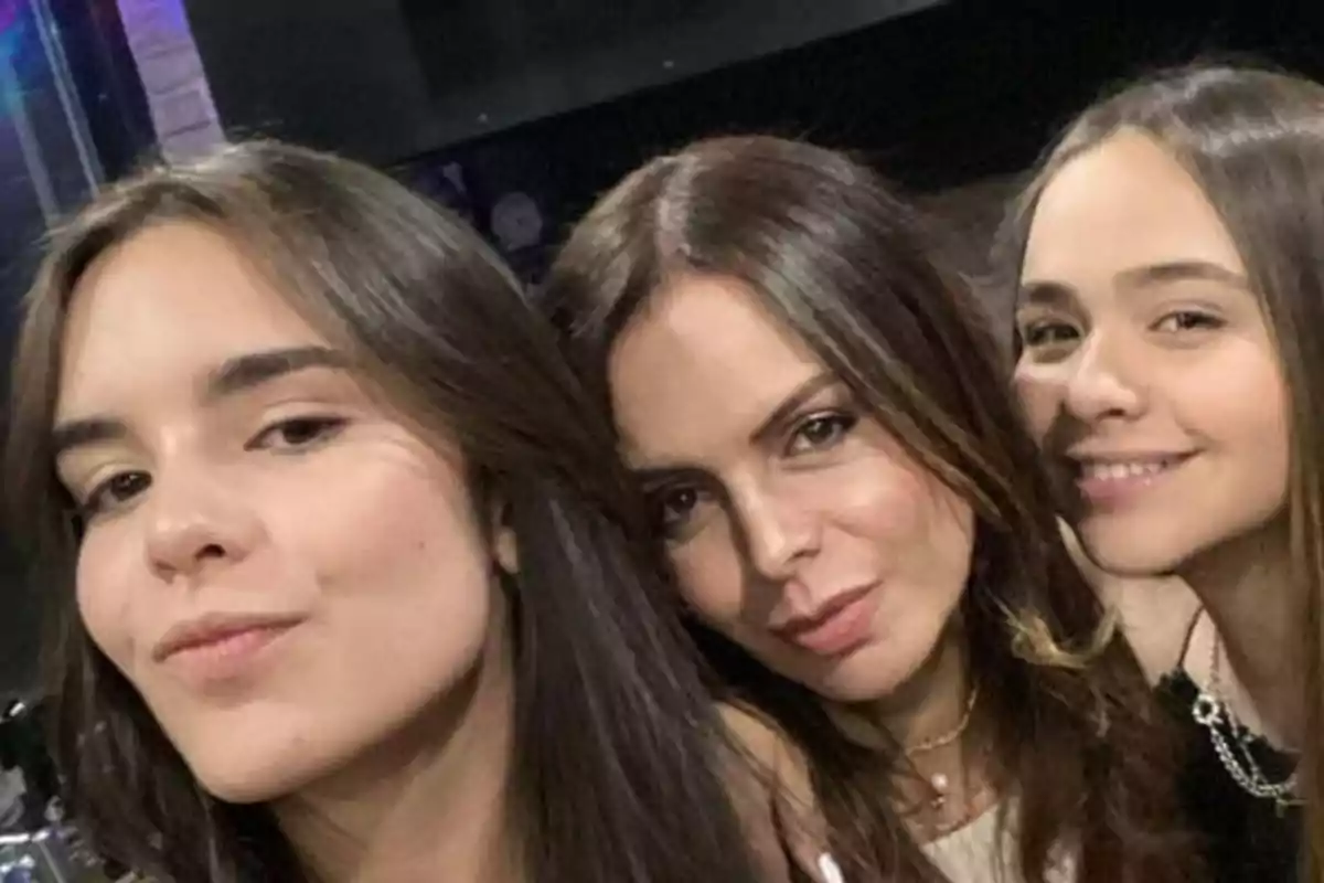 Tres mujeres posando juntas para una selfie.