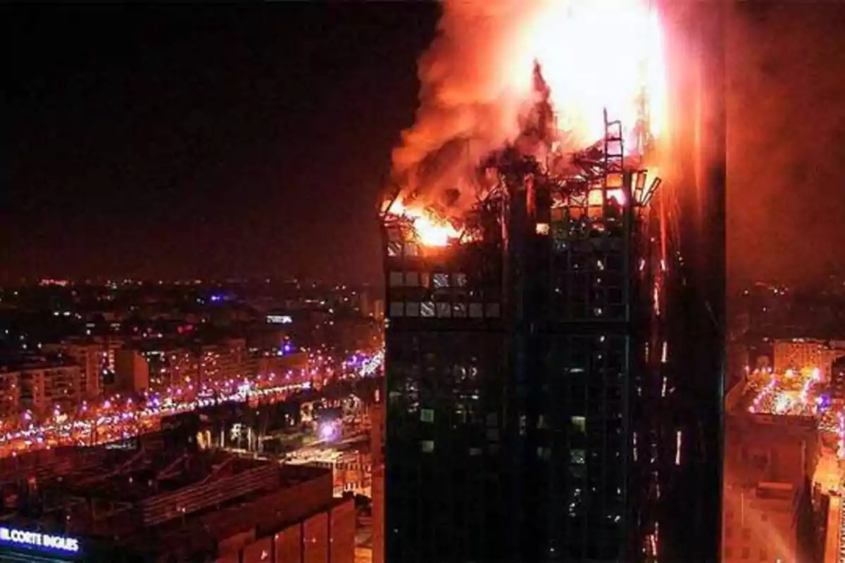 Edificio en llamas durante la noche en una ciudad.