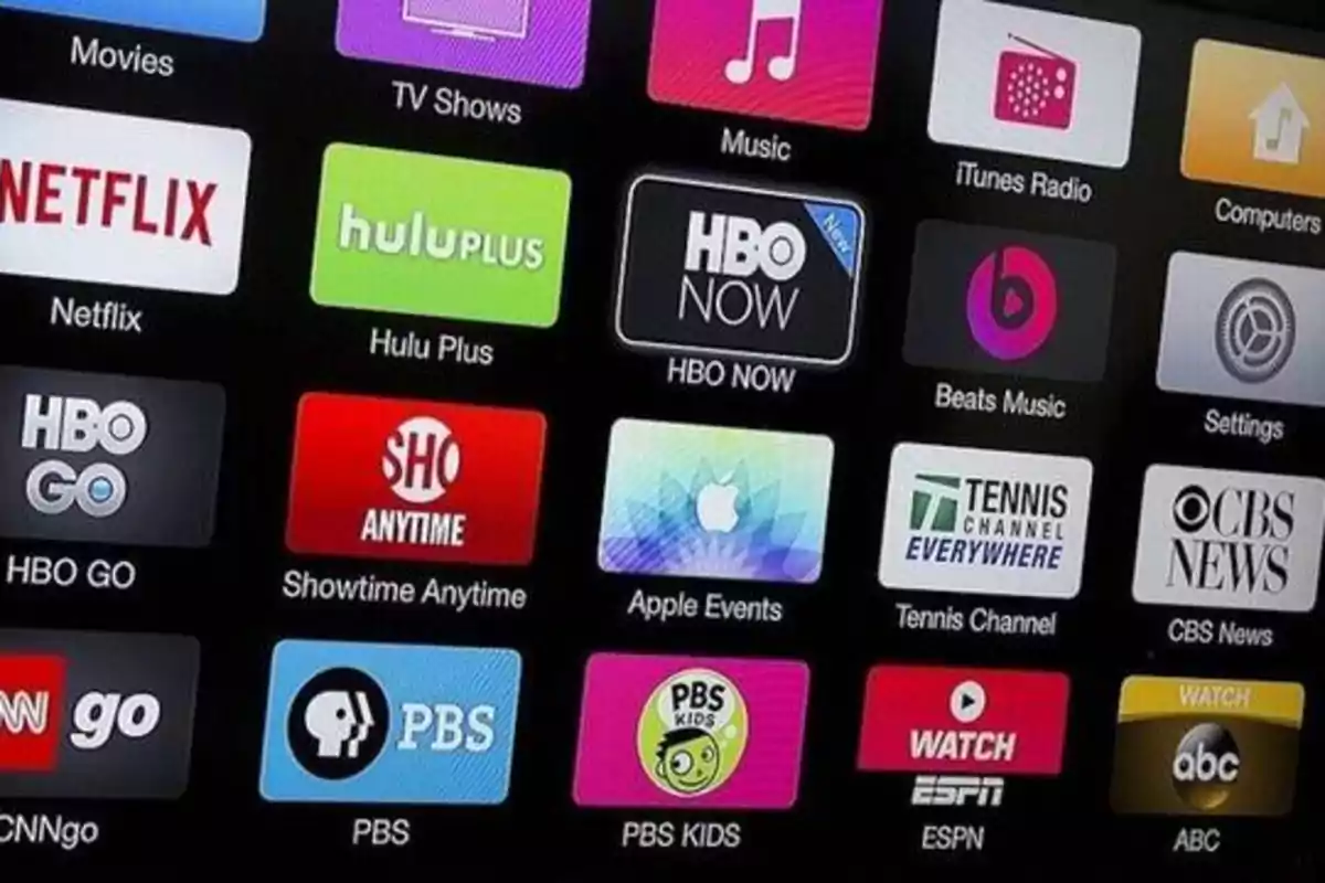 Pantalla de inicio de un dispositivo con varias aplicaciones de streaming y entretenimiento como Netflix, Hulu Plus, HBO NOW, Showtime Anytime, Apple Events, Tennis Channel, CBS News, CNNgo, PBS, PBS Kids, ESPN y ABC.