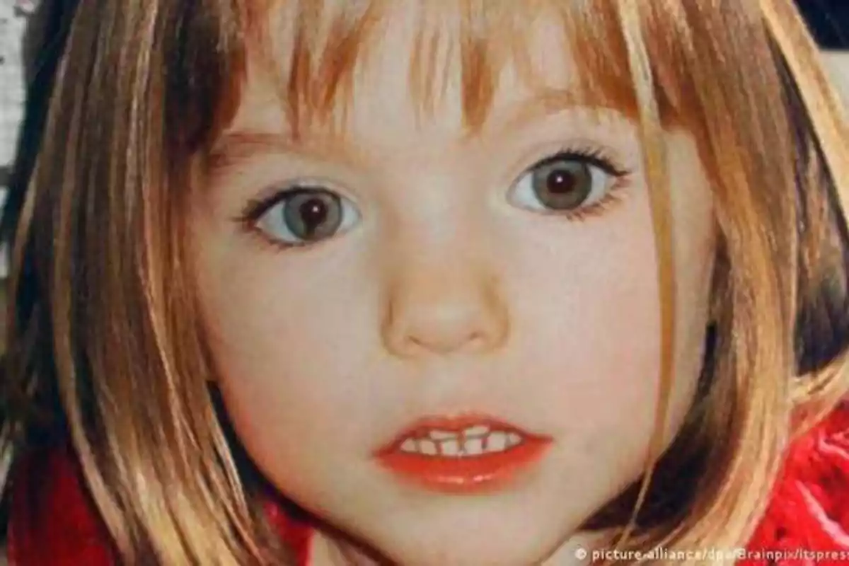 Una niña pequeña con cabello castaño claro y ojos grandes, uno de ellos con una anomalía en la pupila.