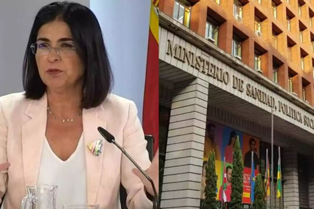 Una mujer con gafas y chaqueta clara hablando en un micrófono junto a una imagen del edificio del Ministerio de Sanidad, Política Social y Consumo.