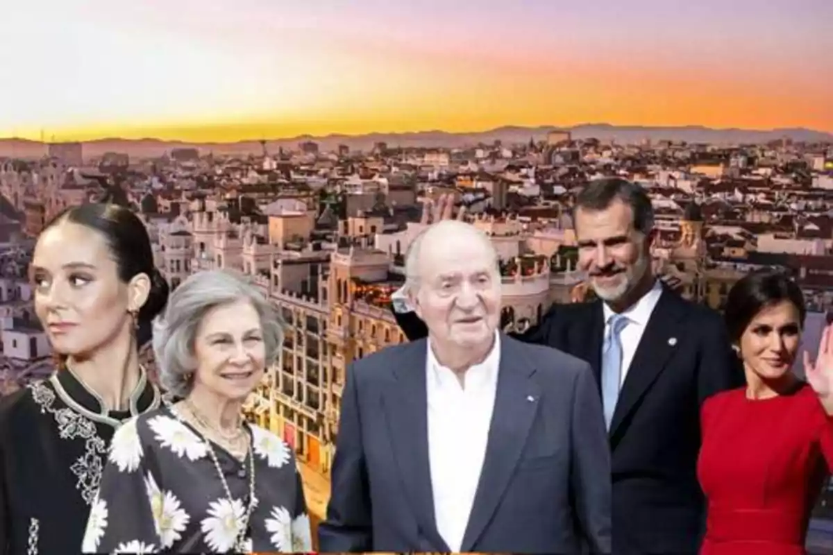 Un grupo de personas posando frente a un paisaje urbano al atardecer.