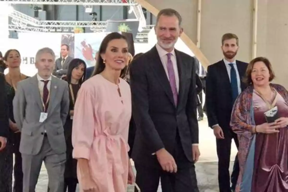 Un grupo de personas bien vestidas caminando en un evento.