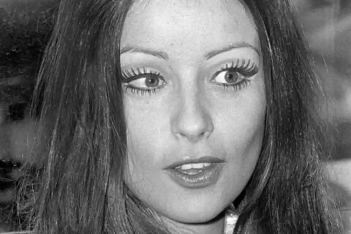 Mujer con cabello largo y oscuro mirando hacia un lado en una fotografía en blanco y negro.