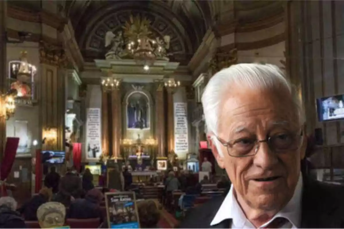 Un hombre mayor con cabello blanco y gafas aparece en primer plano, mientras que en el fondo se observa el interior de una iglesia con varias personas sentadas y un altar decorado.