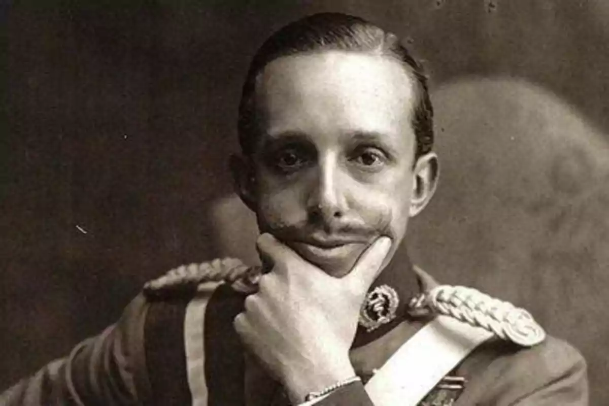 Retrato en blanco y negro de un hombre con uniforme militar, con la mano en el mentón y mirando directamente a la cámara.