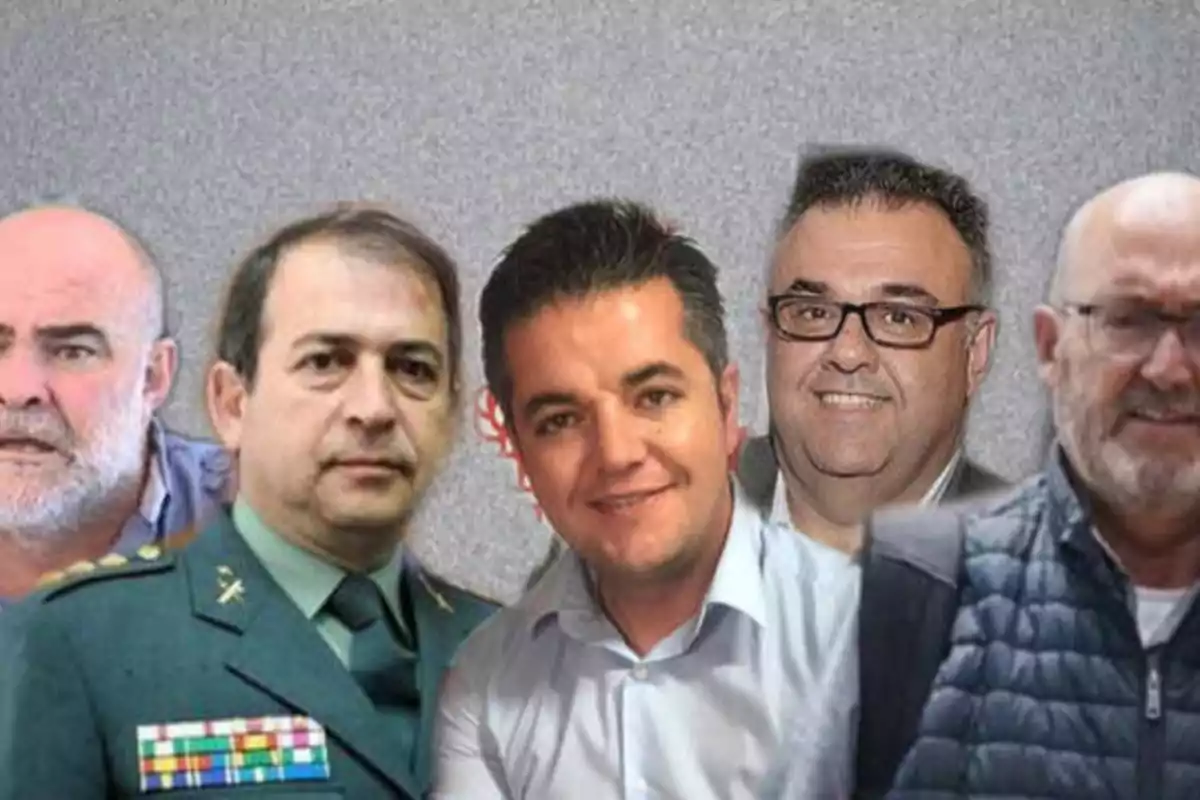 Cinco hombres posando juntos, uno de ellos con uniforme militar.