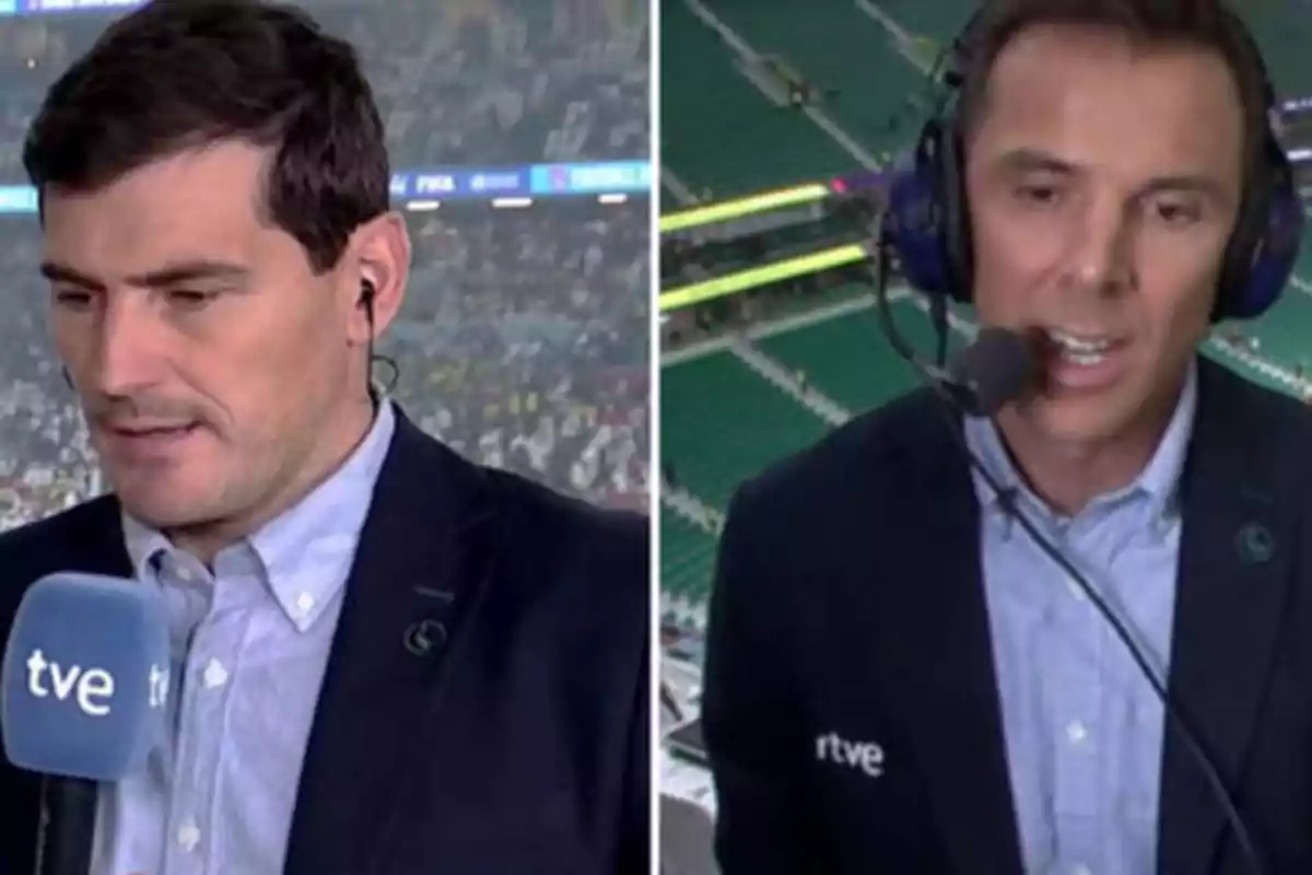 Dos comentaristas deportivos, uno con un micrófono de "tve" y el otro con un micrófono de "rtve", están en un estadio.