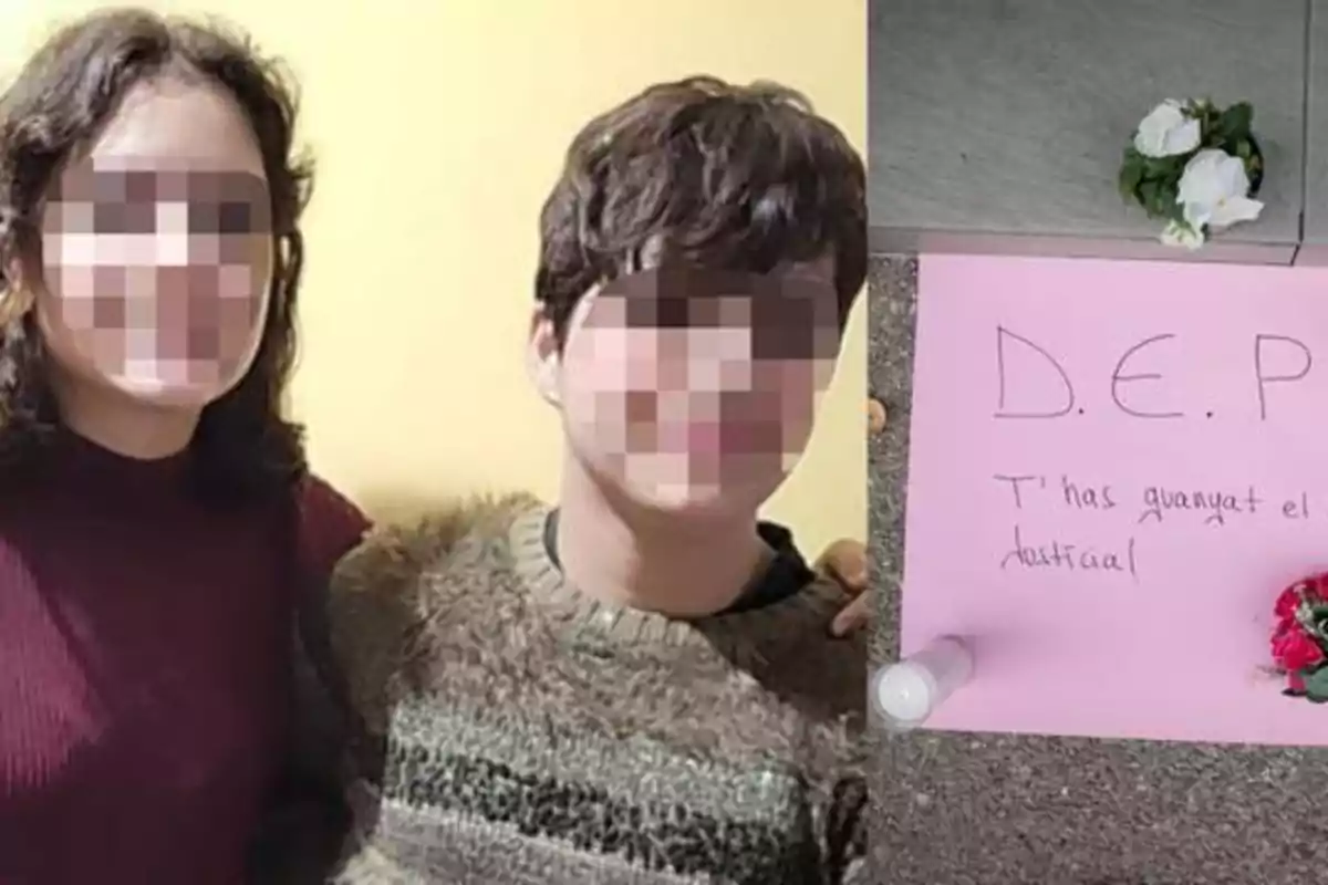 Dos personas con los rostros pixelados posan para una foto, junto a una imagen de un cartel rosado con la inscripción "D.E.P. T'has guanyat el destí" y flores blancas.