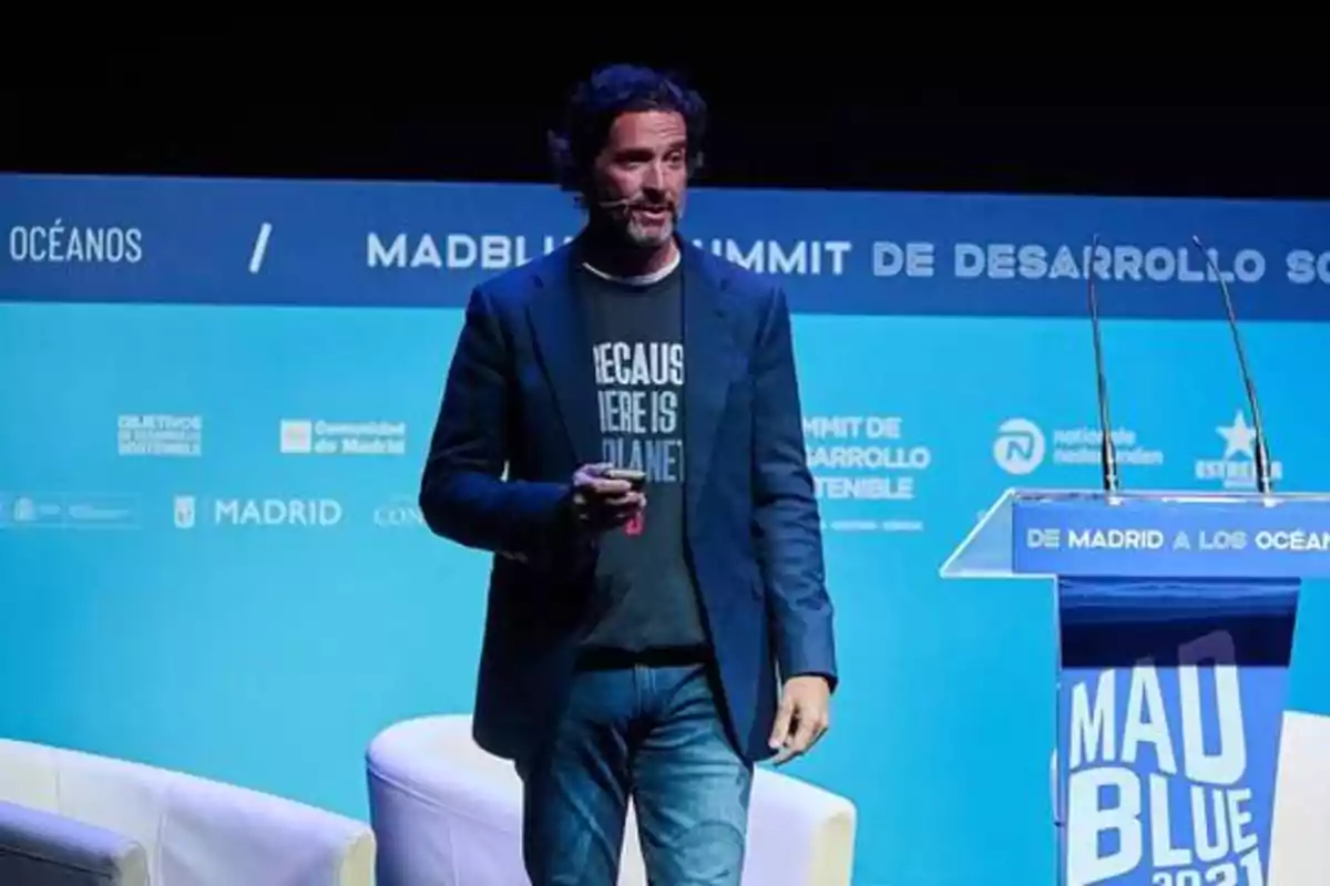 Hombre dando una presentación en el MadBlue Summit de Desarrollo Sostenible en Madrid.