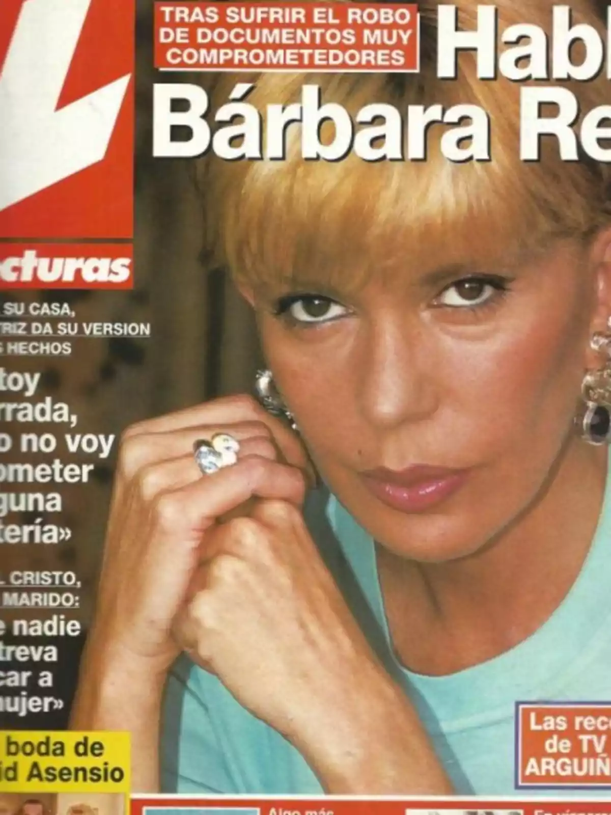 Portada de una revista con una mujer rubia en primer plano, con el título 