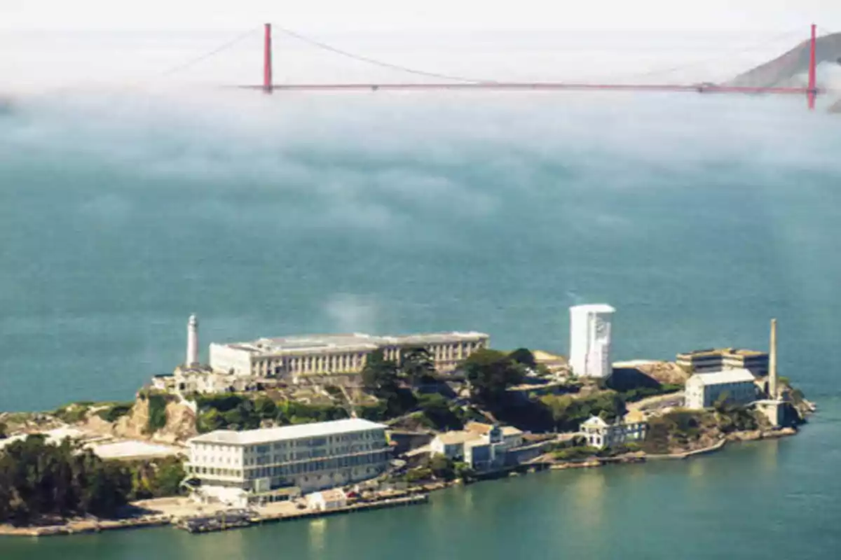 Vista aérea de la isla de Alcatraz con el puente Golden Gate en el fondo.