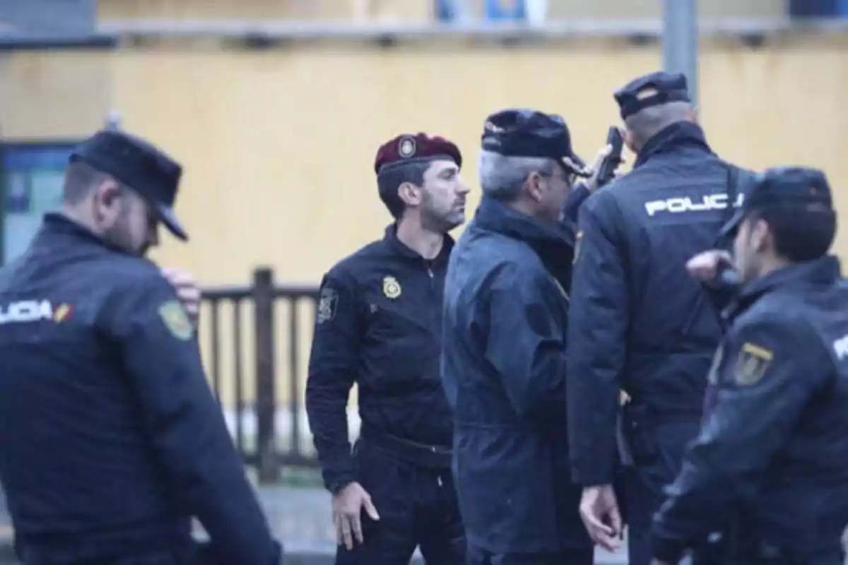 Un grupo de policías conversando en la calle.