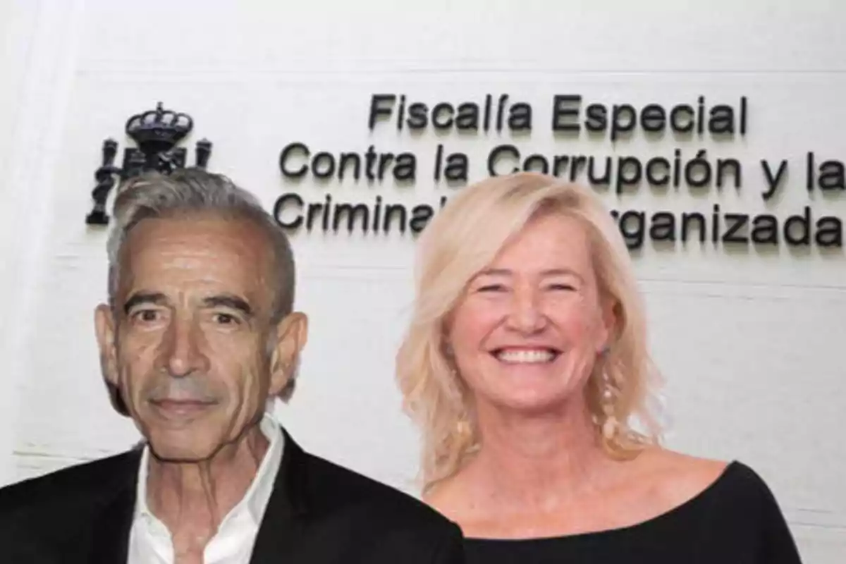Dos personas posan frente a un cartel que dice "Fiscalía Especial Contra la Corrupción y la Criminalidad Organizada".