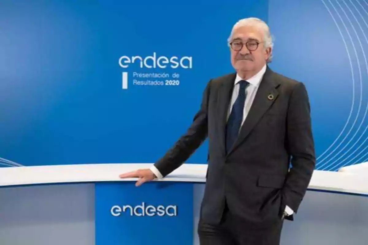 Hombre de traje posando frente a un fondo azul con el logotipo de Endesa y el texto "Presentación de Resultados 2020"