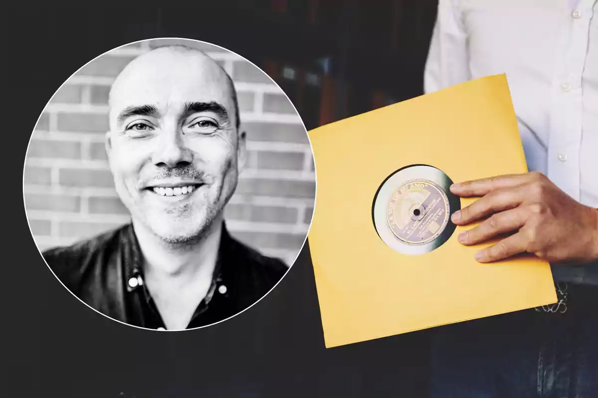 Un hombre sonriente en una foto en blanco y negro junto a una persona sosteniendo un disco de vinilo en una funda amarilla.