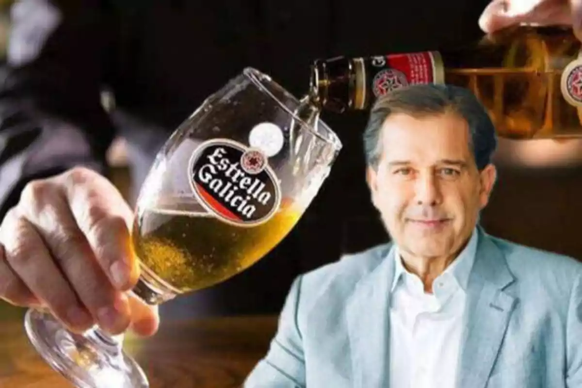 Una persona sirviendo cerveza Estrella Galicia en un vaso mientras un hombre de traje claro sonríe.