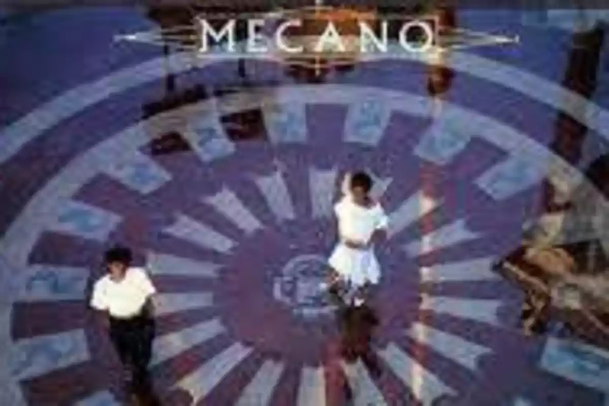 Portada de un álbum de Mecano con dos personas caminando sobre un diseño circular en el suelo.