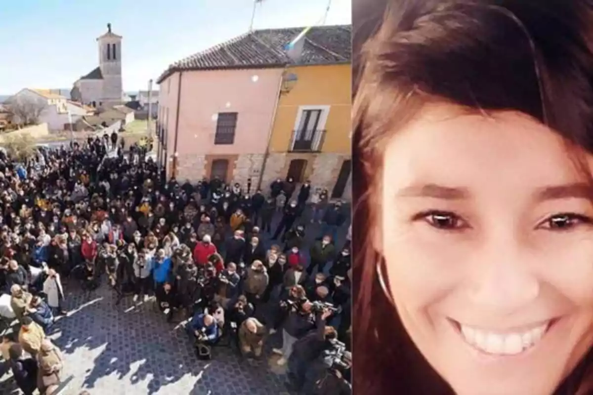 Una multitud reunida en una plaza junto a una imagen de una mujer sonriente.
