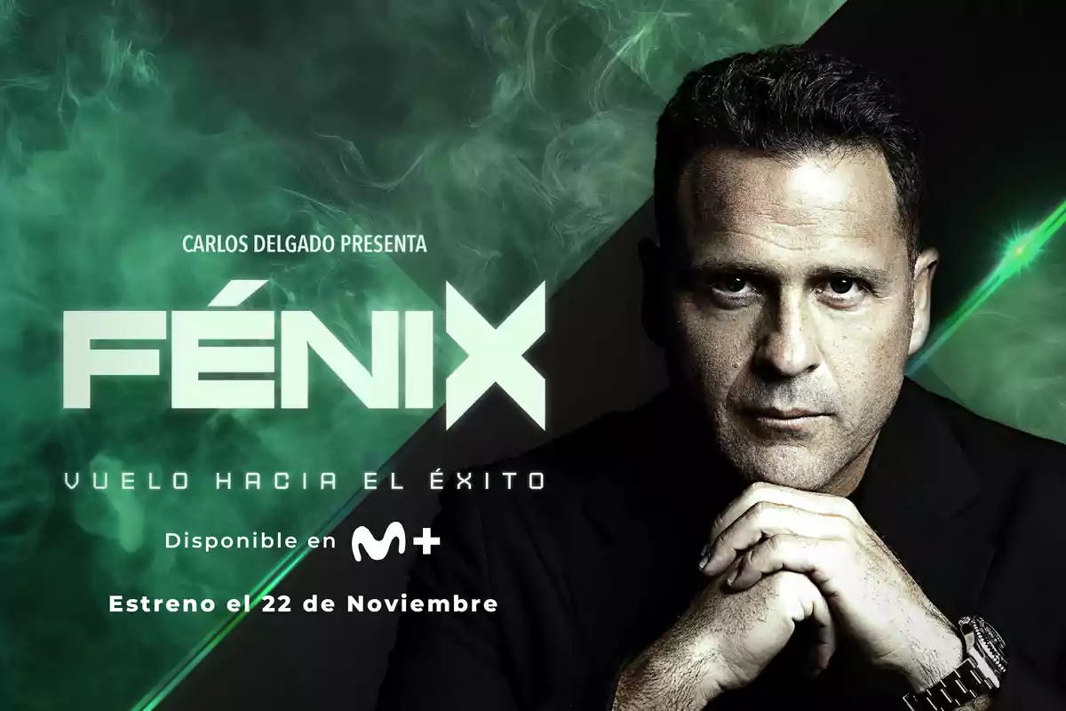 Un hombre con expresión seria aparece en un póster promocional con el título "Fénix" y un fondo verde con humo, anunciando un estreno el 22 de noviembre en Movistar Plus.