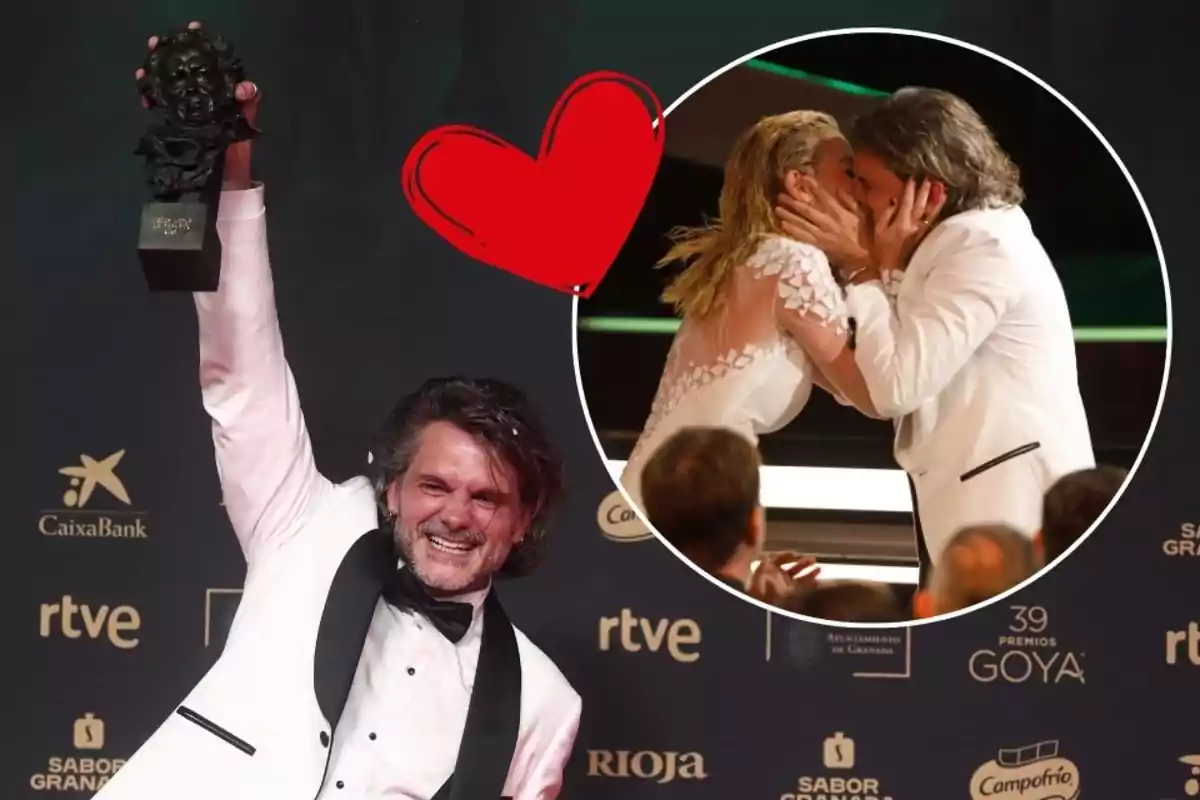 Un hombre sonriente con un esmoquin blanco levanta un trofeo en una ceremonia de premios, mientras en un recuadro se muestra un beso apasionado con una mujer, con un corazón rojo decorativo.