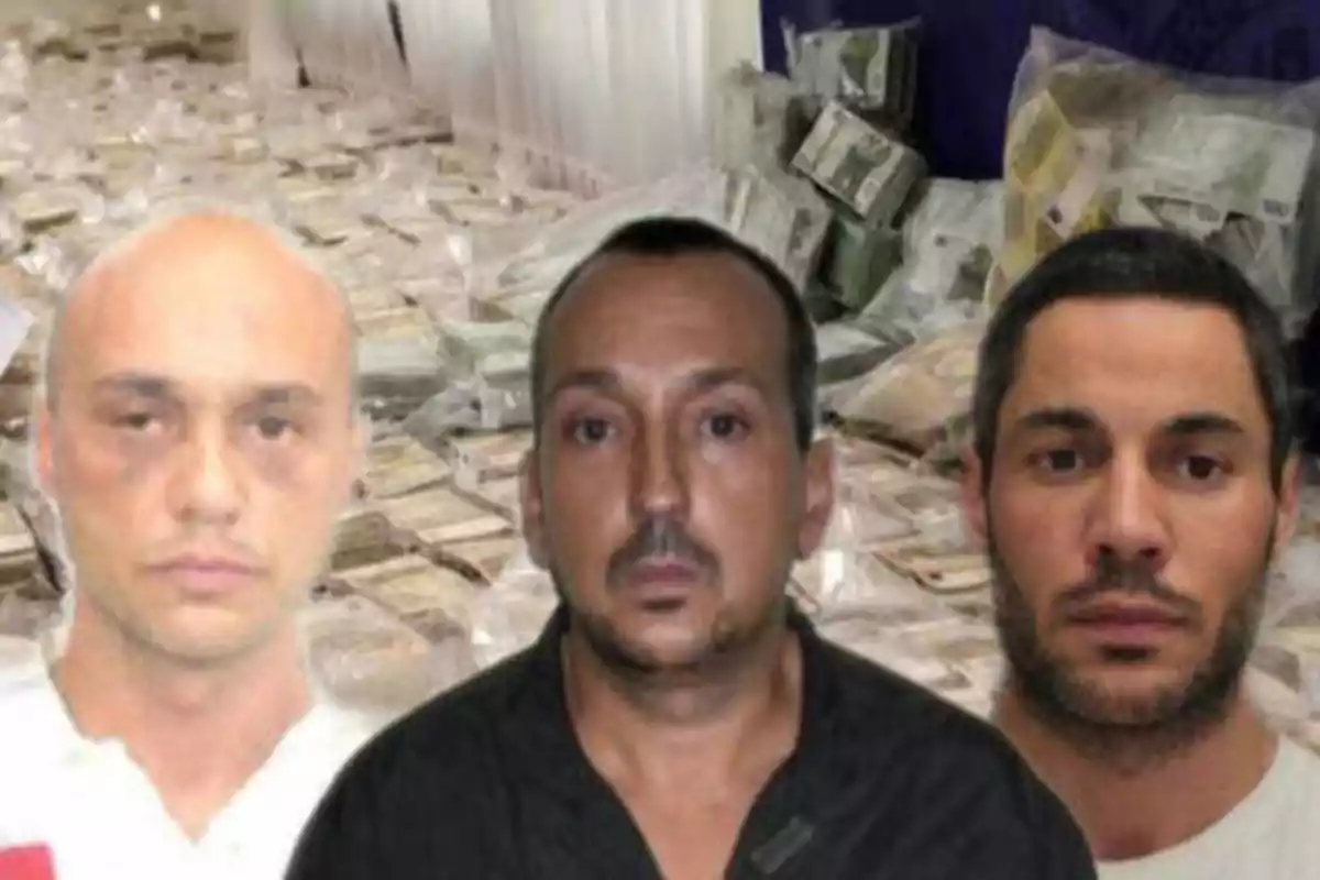 Tres hombres frente a una gran cantidad de dinero en efectivo empaquetado.
