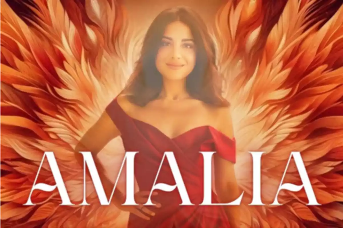 Una mujer con un vestido rojo posando frente a un fondo de plumas anaranjadas con el nombre "Amalia" en letras grandes.