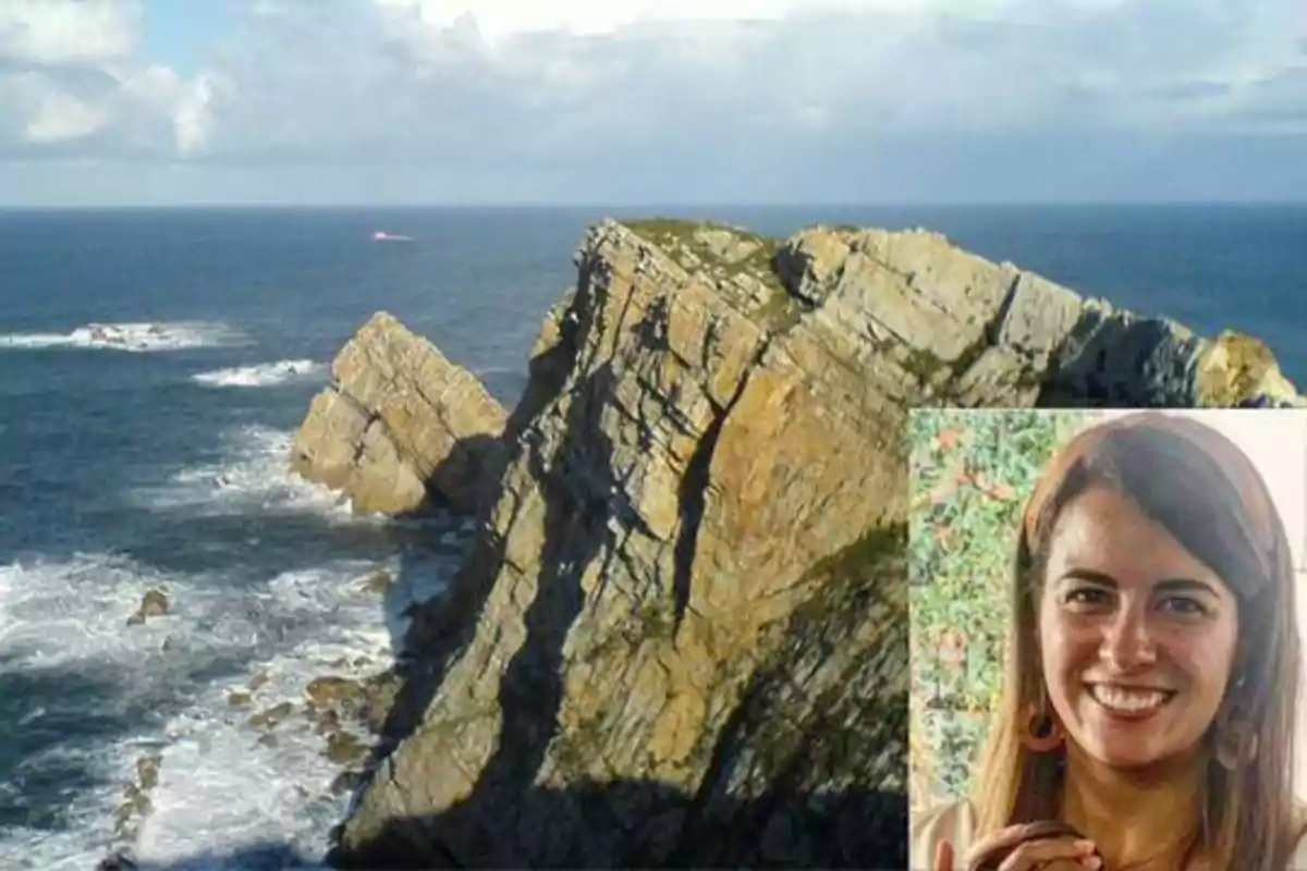 Una imagen de un acantilado rocoso junto al mar con una foto insertada de una mujer sonriendo en la esquina inferior derecha.