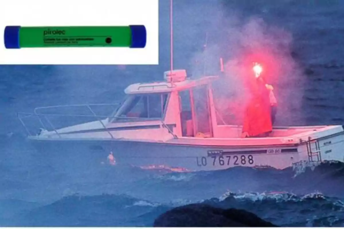 Una persona en un bote en el mar sostiene una bengala de señalización roja, mientras que en la esquina superior izquierda se muestra un dispositivo pirotécnico de color verde con extremos azules.