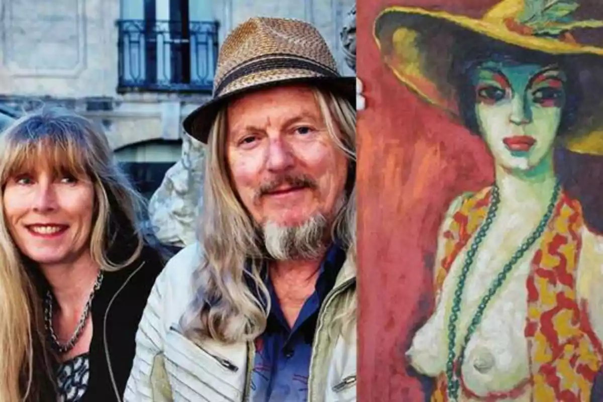 Una mujer y un hombre con sombrero posan junto a una pintura de una mujer con sombrero.