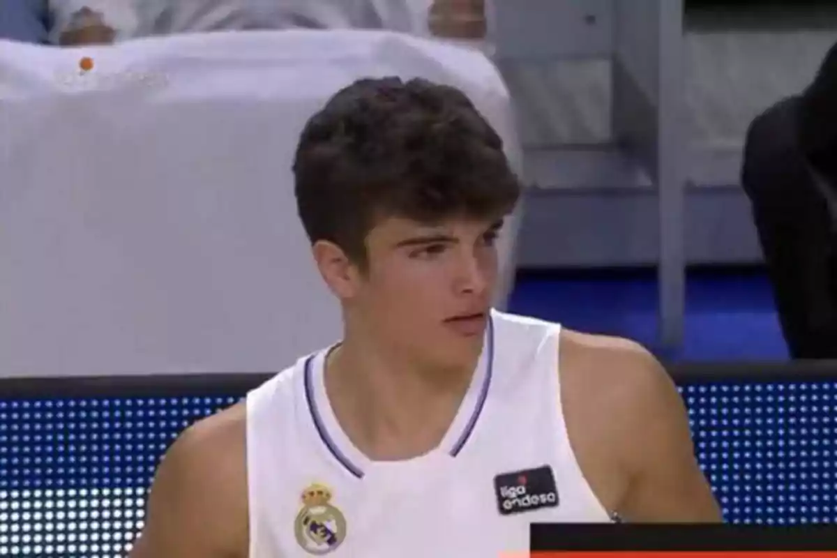 Un jugador de baloncesto con el uniforme del Real Madrid durante un partido de la Liga Endesa.