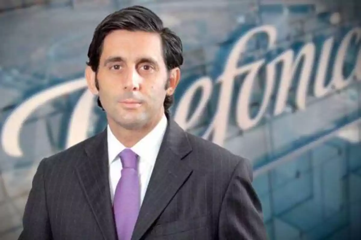 Hombre con traje y corbata morada frente a un fondo con el logotipo de Telefónica.