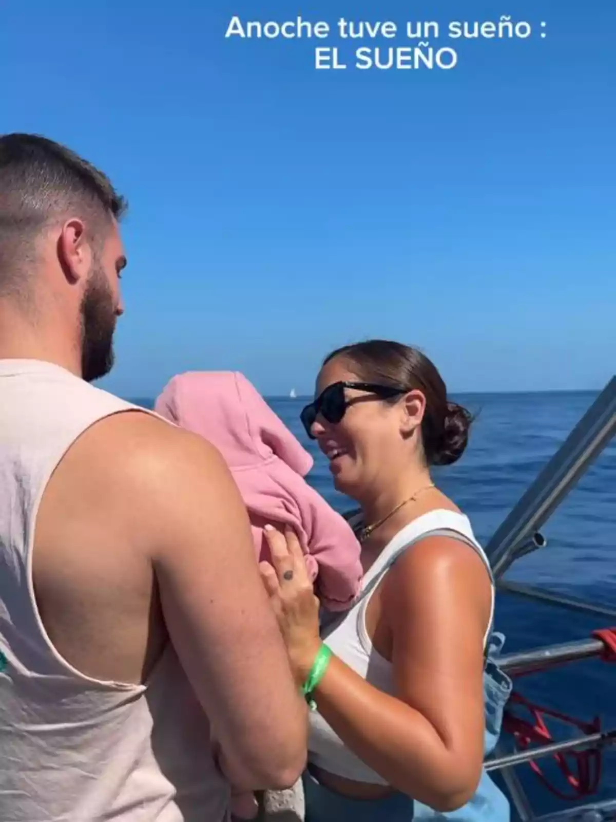 David Rodríguez y Anabel Pantoja sostiene a Alma en un barco con el mar de fondo y un cielo despejado. David Rodríguez y Anabel Pantoja sostiene a Alma en un barco con el mar de fondo y un cielo despejado.