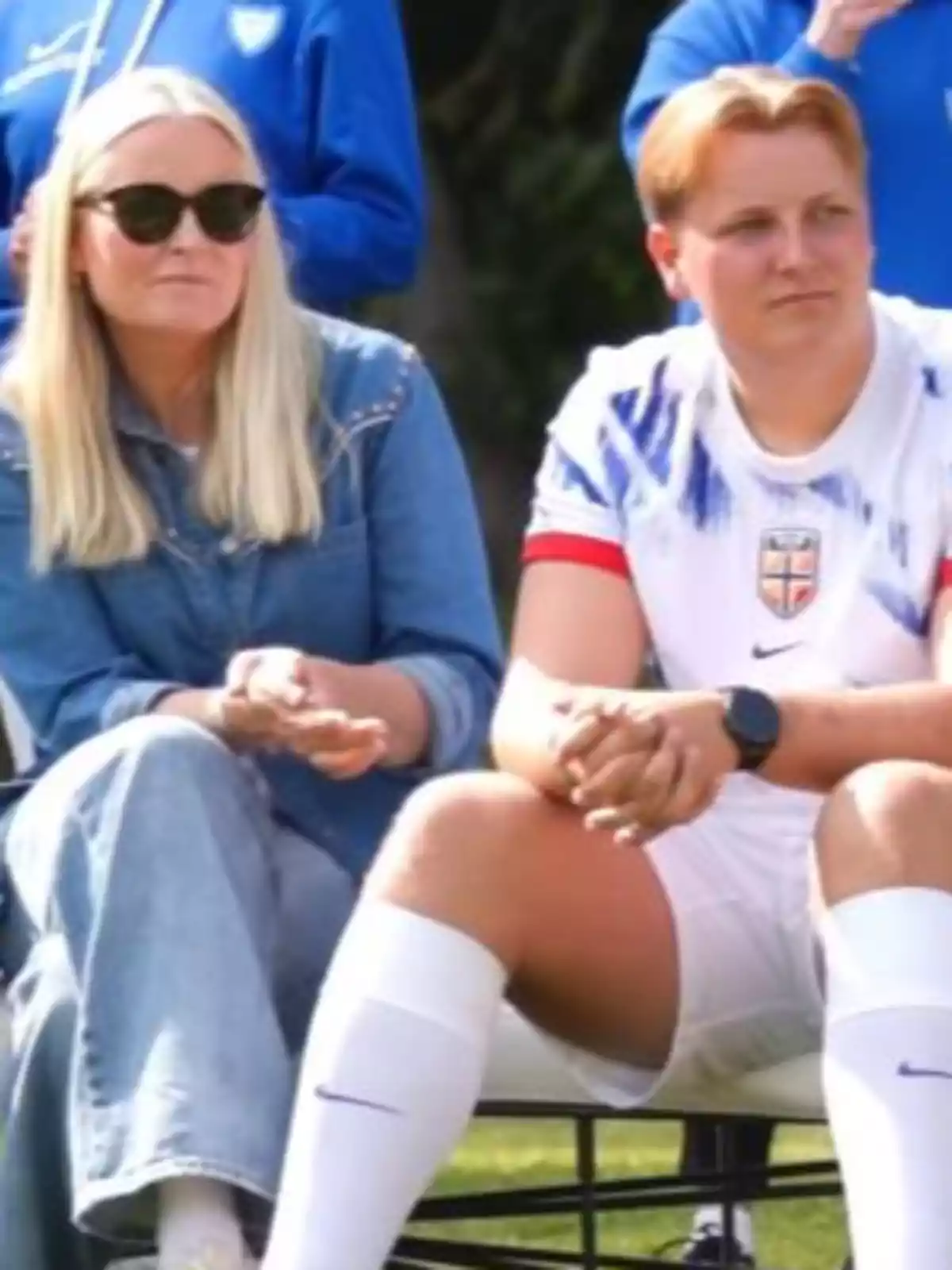 Mette-Marit y Sverre de Noruega sentadas al aire libre una con gafas de sol y ropa de mezclilla y la otra con uniforme deportivo blanco Mette-Marit y Sverre de Noruega sentadas al aire libre una con gafas de sol y ropa de mezclilla y la otra con uniforme deportivo blanco