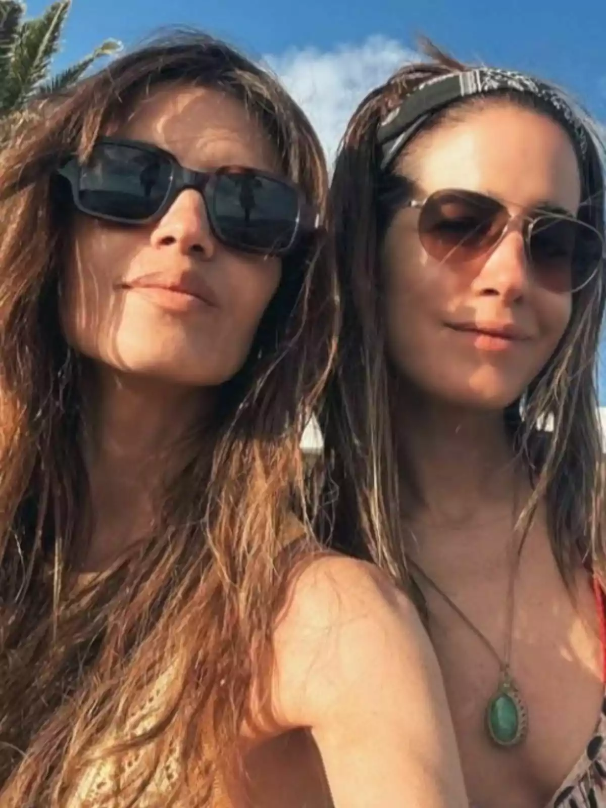 Sara Carbonero e Isabel Jiménez con gafas de sol posando al aire libre en un día soleado. Sara Carbonero e Isabel Jiménez con gafas de sol posando al aire libre en un día soleado.