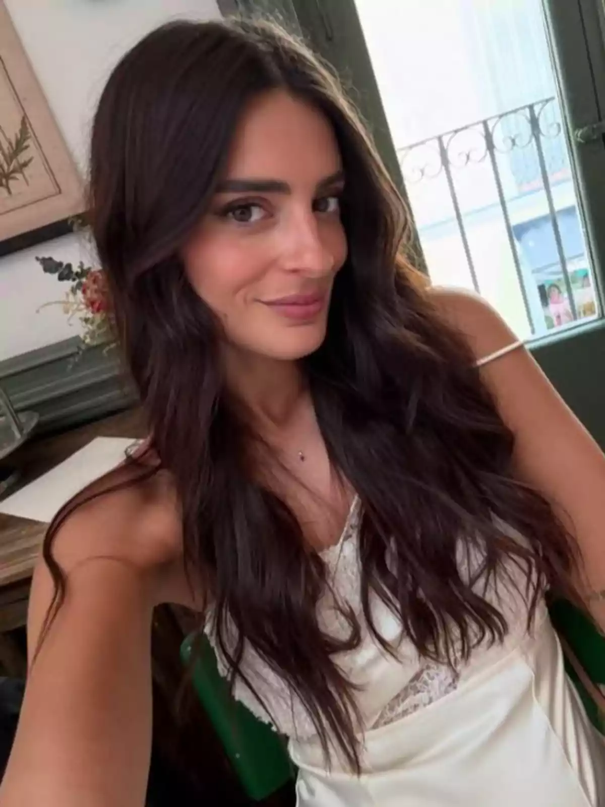 Susana Molina sonríe mientras se toma una selfie en un interior iluminado con luz natural Susana Molina sonríe mientras se toma una selfie en un interior iluminado con luz natural