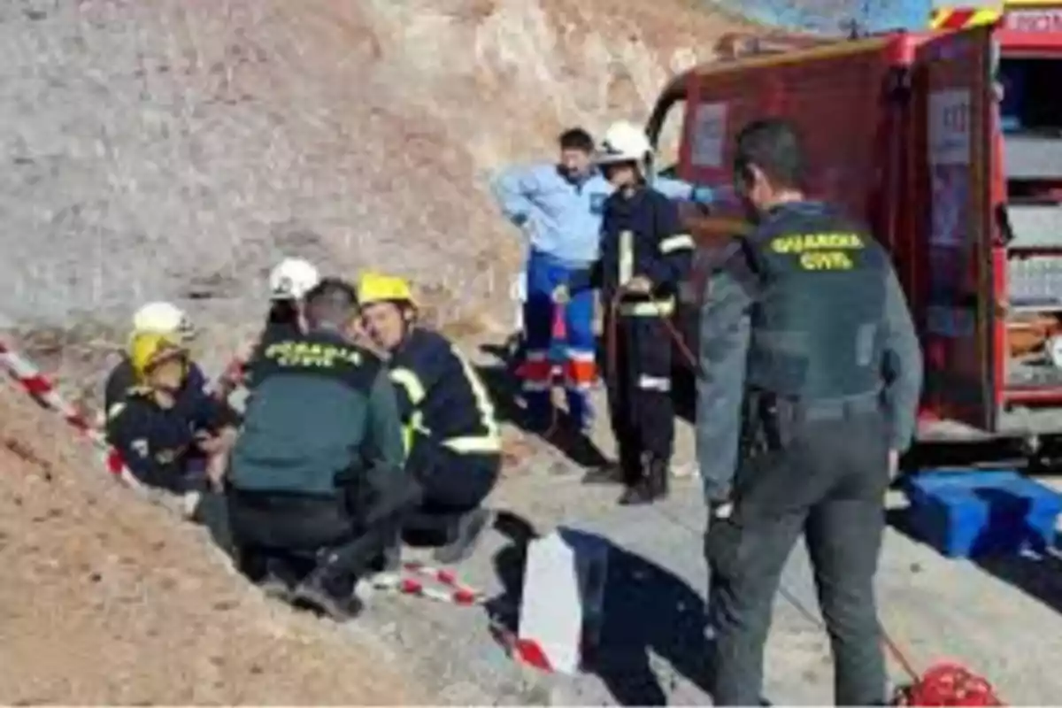 Un grupo de rescatistas y miembros de la Guardia Civil trabajando en una operación de rescate en una zona montañosa. Un grupo de rescatistas y miembros de la Guardia Civil trabajando en una operación de rescate en una zona montañosa.