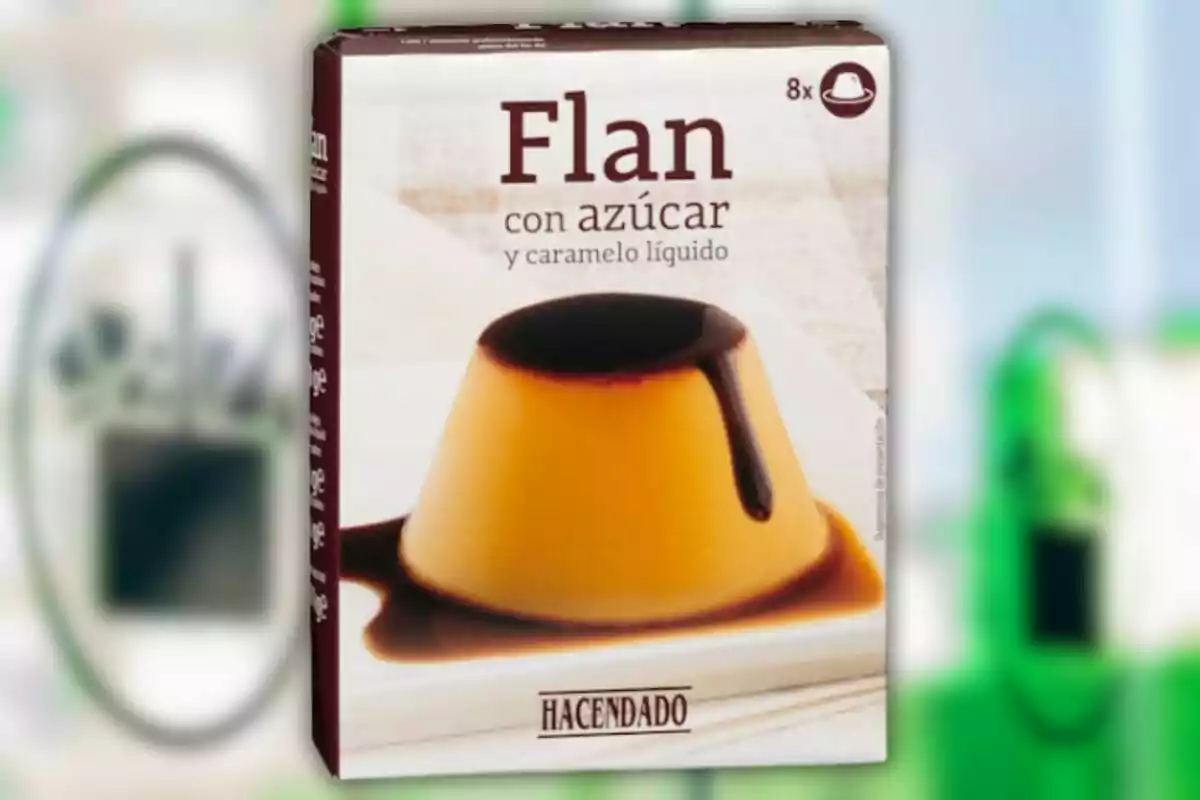 Caja de flan con azúcar y caramelo líquido de la marca Hacendado, mostrando una imagen del postre servido en un plato blanco. Caja de flan con azúcar y caramelo líquido de la marca Hacendado, mostrando una imagen del postre servido en un plato blanco.