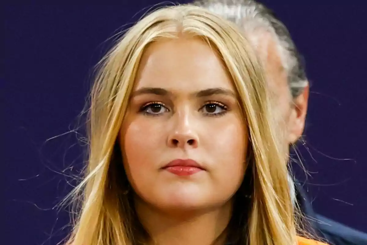 Amalia de Holanda mirando al frente con expresión seria