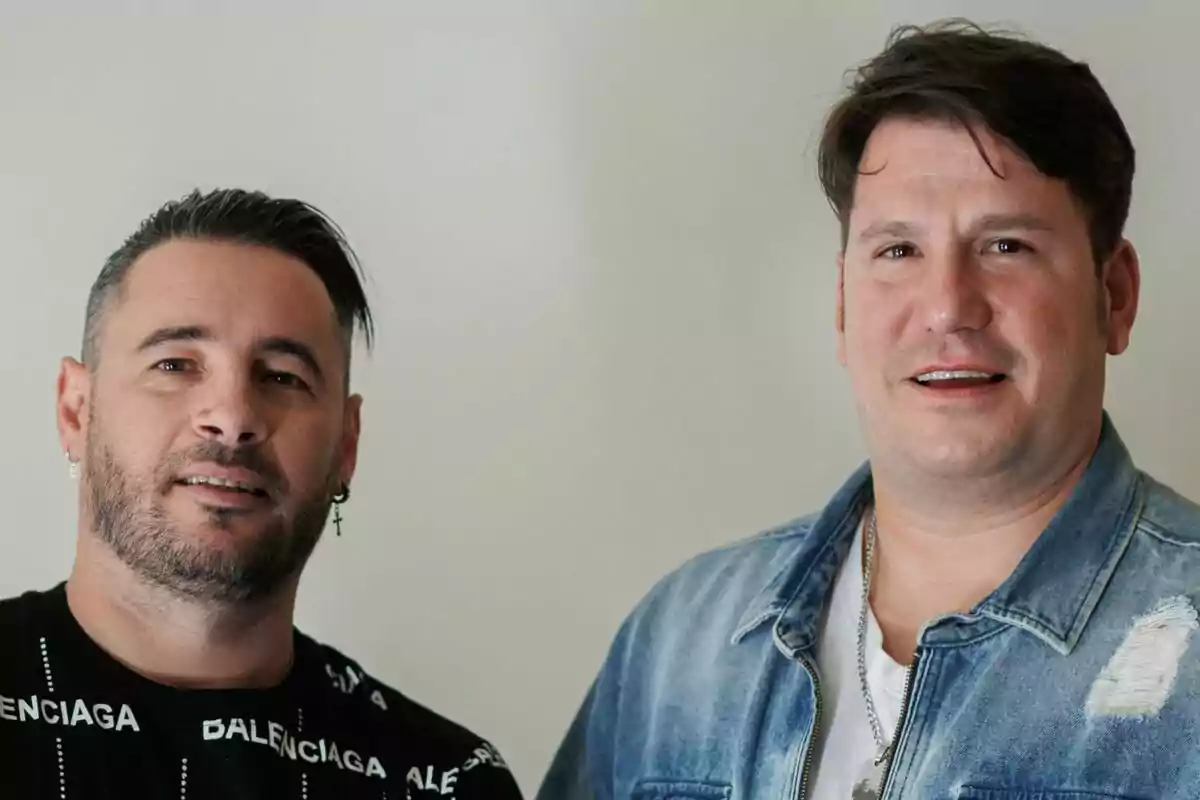 Andy y Lucas posando juntos, uno lleva una camiseta negra con letras blancas y el otro una chaqueta de mezclilla.