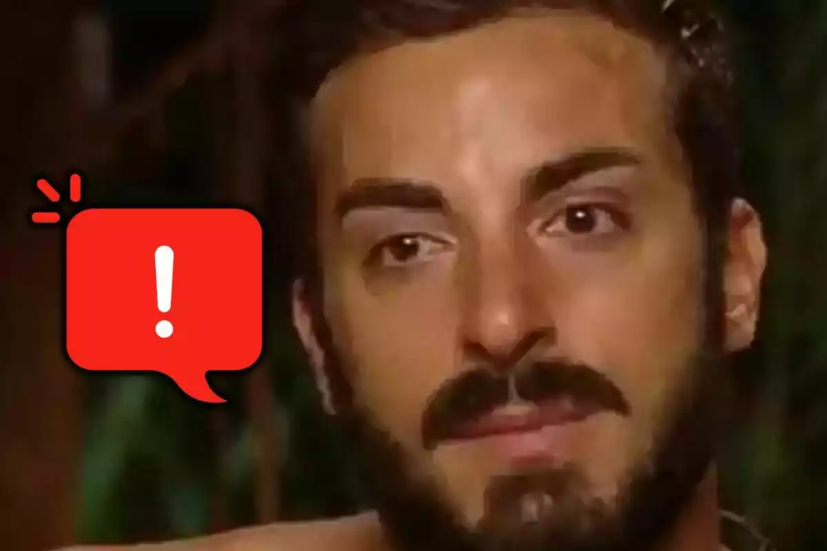 Primer plano de Borja González con expresión seria y un globo de diálogo rojo con un signo de exclamación blanco.